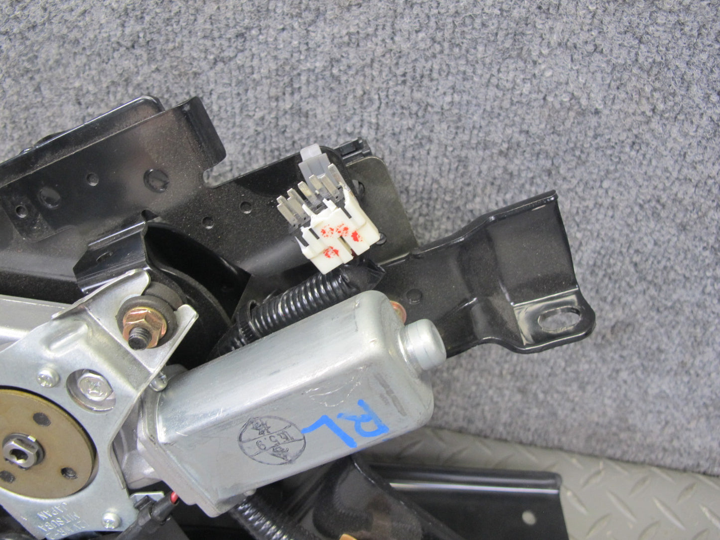 04-05 Nissan 350Z Convert Rear Left Soft TOP Roof Lift Motor w Hinge & Wire OEM