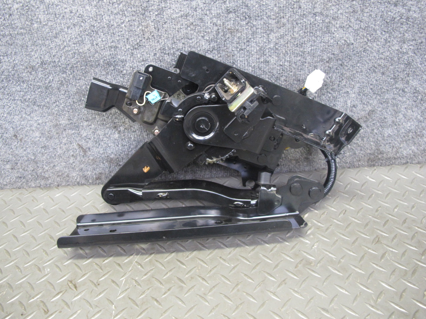 04-05 Nissan 350Z Convert Rear Left Soft TOP Roof Lift Motor w Hinge & Wire OEM