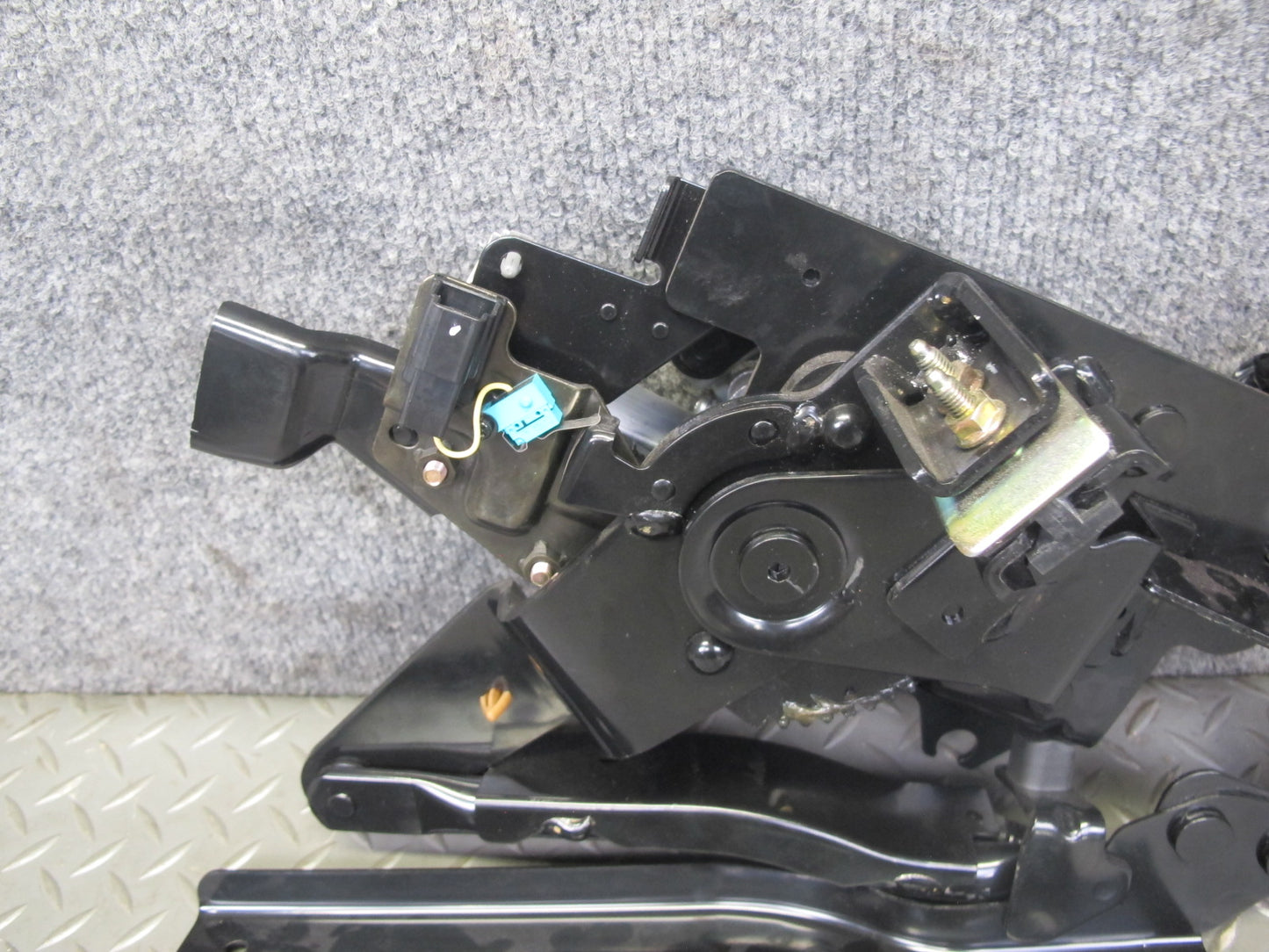 04-05 Nissan 350Z Convert Rear Left Soft TOP Roof Lift Motor w Hinge & Wire OEM