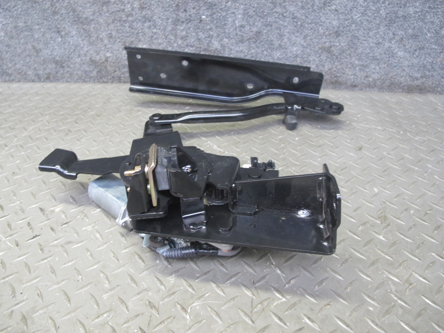 04-05 Nissan 350Z Z33 Convert Rear Right Soft TOP Roof Lift Motor w Hinge OEM
