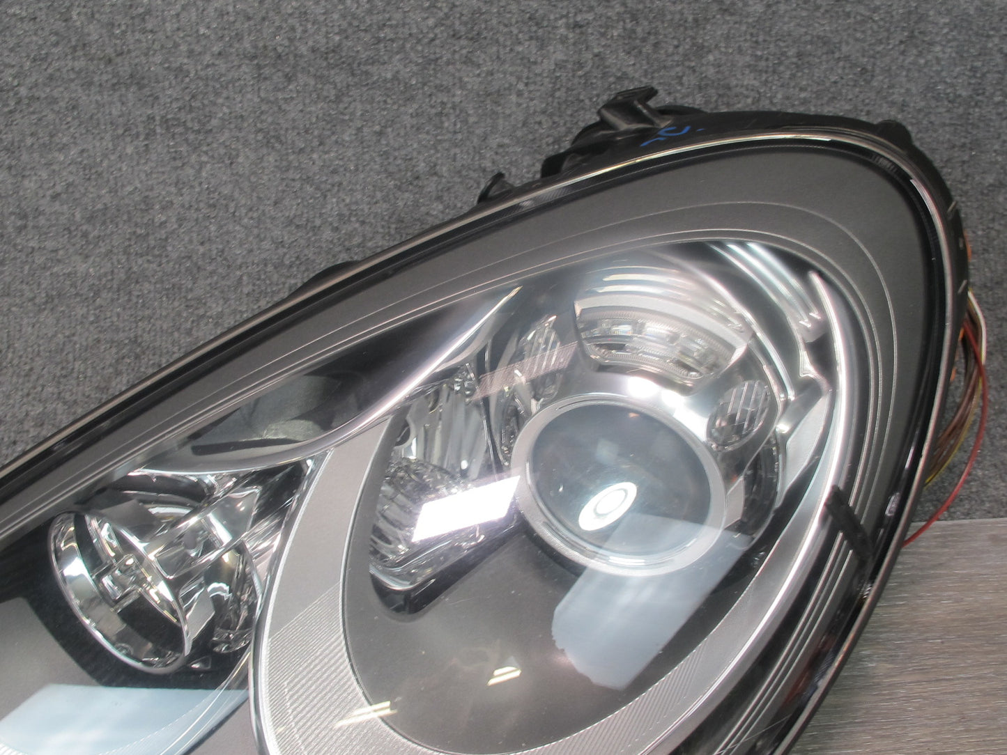 11-14 Porsche Cayenne 958 Front Left AFS Xenon HID Headlight Lamp Damaged Lens