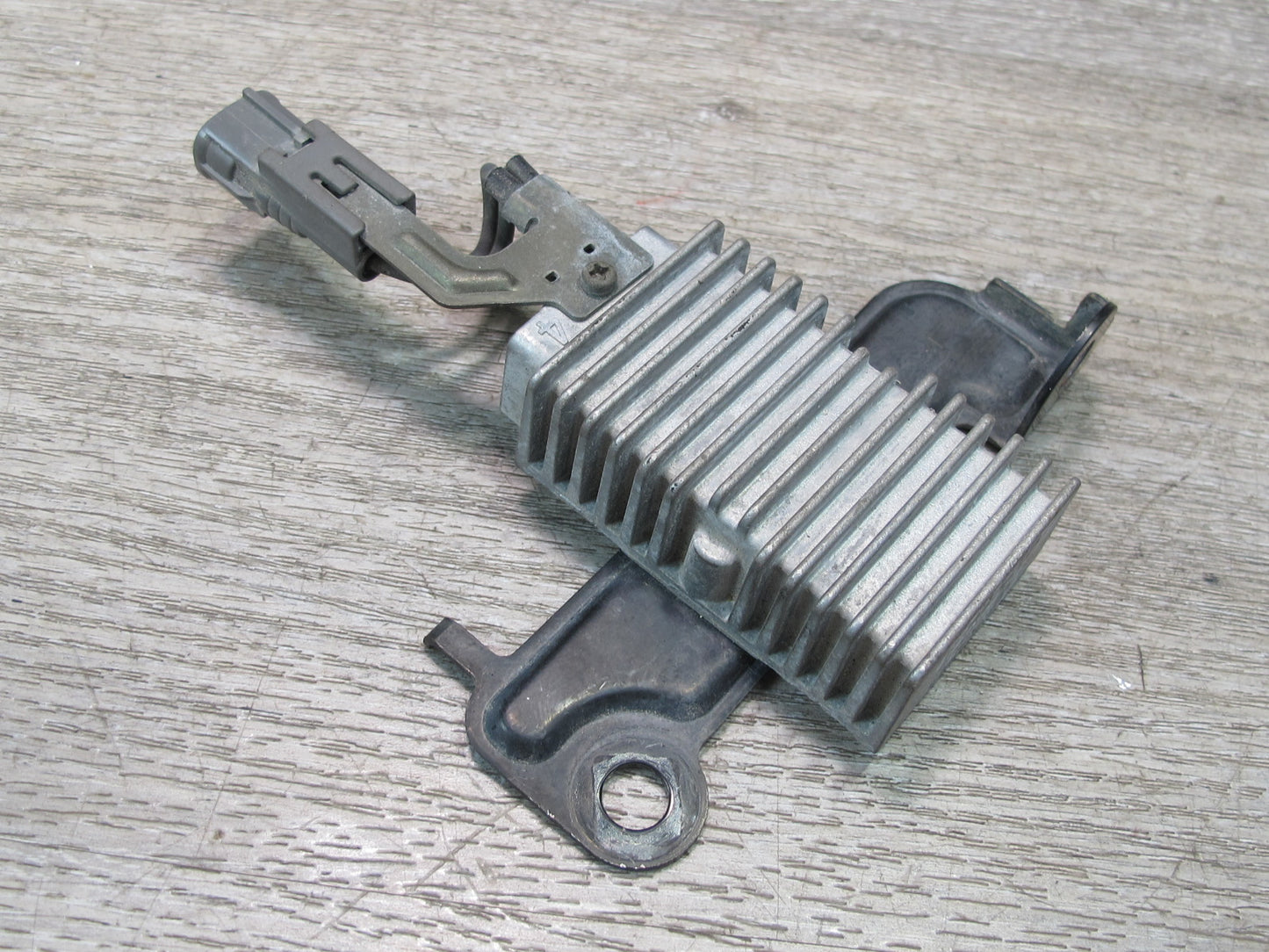 2003-2007 Lexus UZJ100L LX470 Fuel Pump Resistor Module 23080-50061