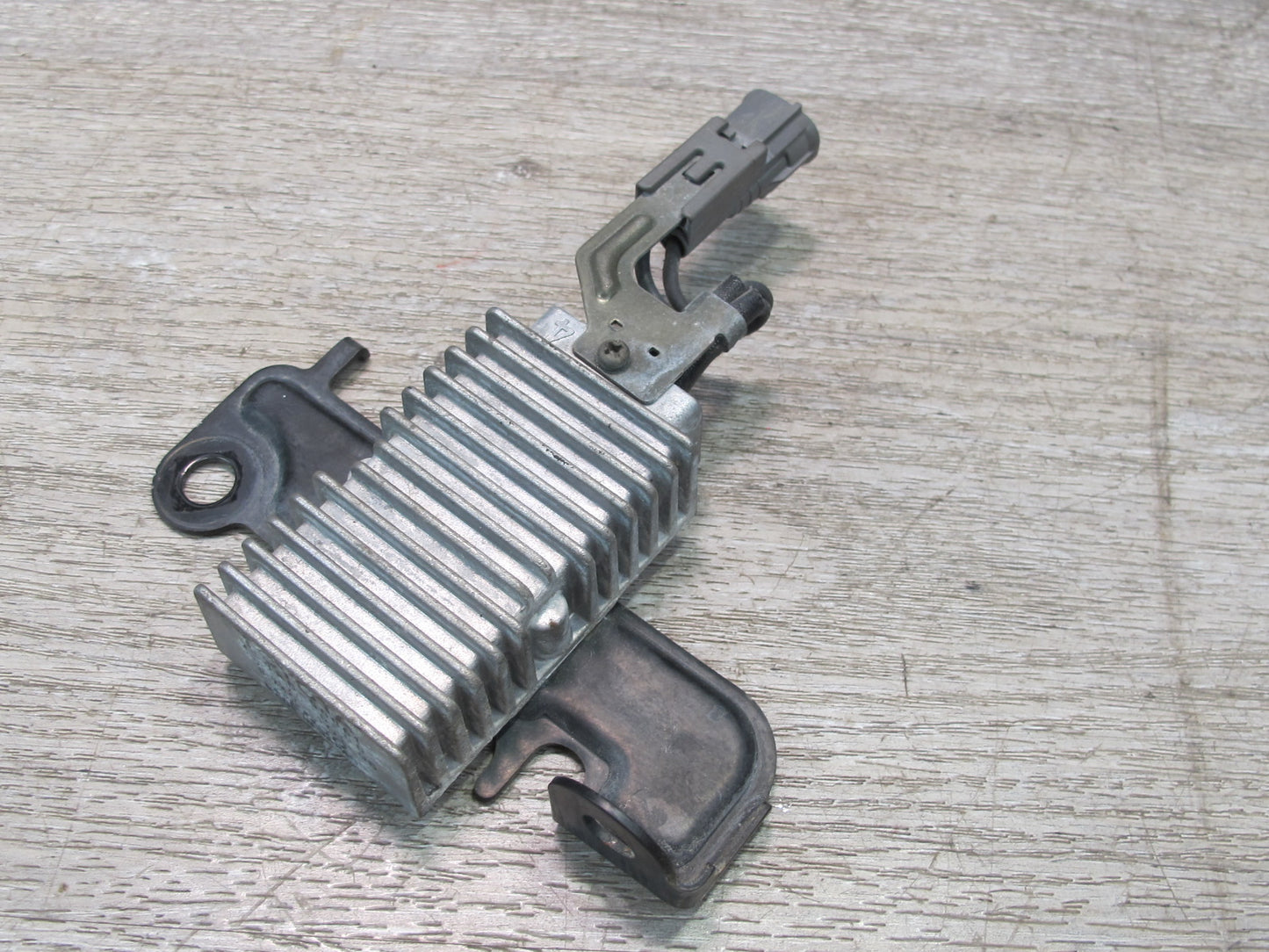 2003-2007 Lexus UZJ100L LX470 Fuel Pump Resistor Module 23080-50061