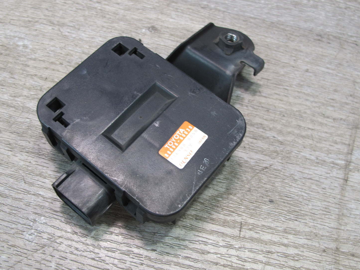 2003-2007 Lexus UZJ100L LX470 Smoke Sensor W/bracket 88898-60030
