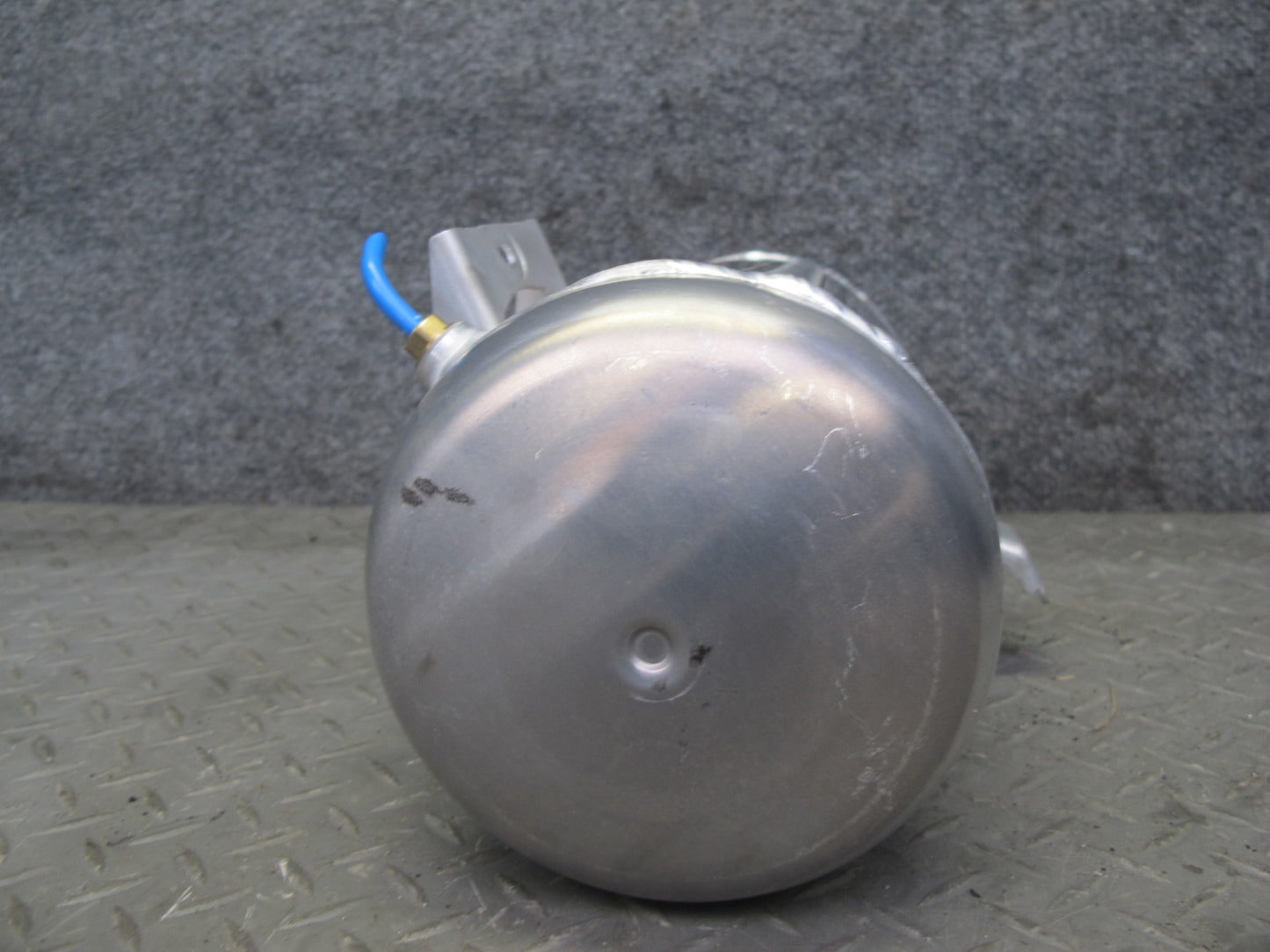 2003-2010 Porsche Cayenne 955 Air Suspension Pressure Tank Accumulator