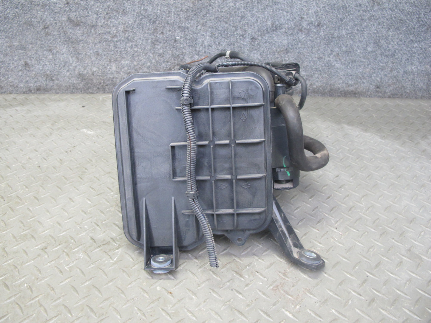 2003-2006 Porsche Cayenne 955 Fuel Evap Vapor Charcoal Canister 7L0201801S