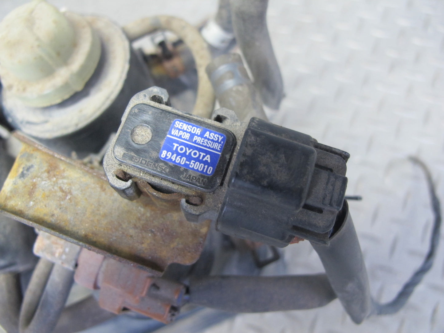 96-98 Lexus LS400 UCF20L Fuel Gas Vapor Charcoal Canister w Pressure Sensor OEM