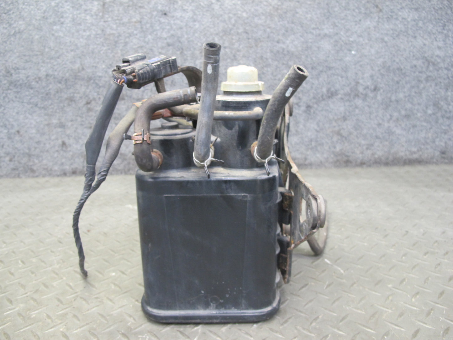 96-98 Lexus LS400 UCF20L Fuel Gas Vapor Charcoal Canister w Pressure Sensor OEM