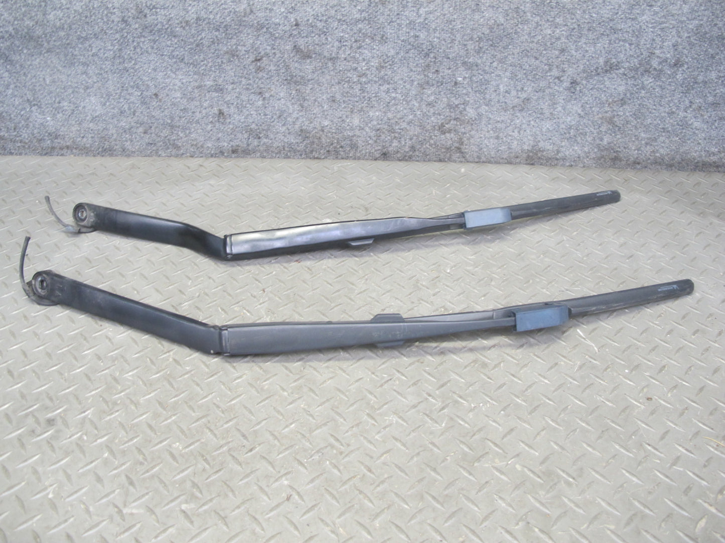 03-09 Nissan 350Z Z33 Set of 2 Front Left & Right Windshield Wiper Arm OEM