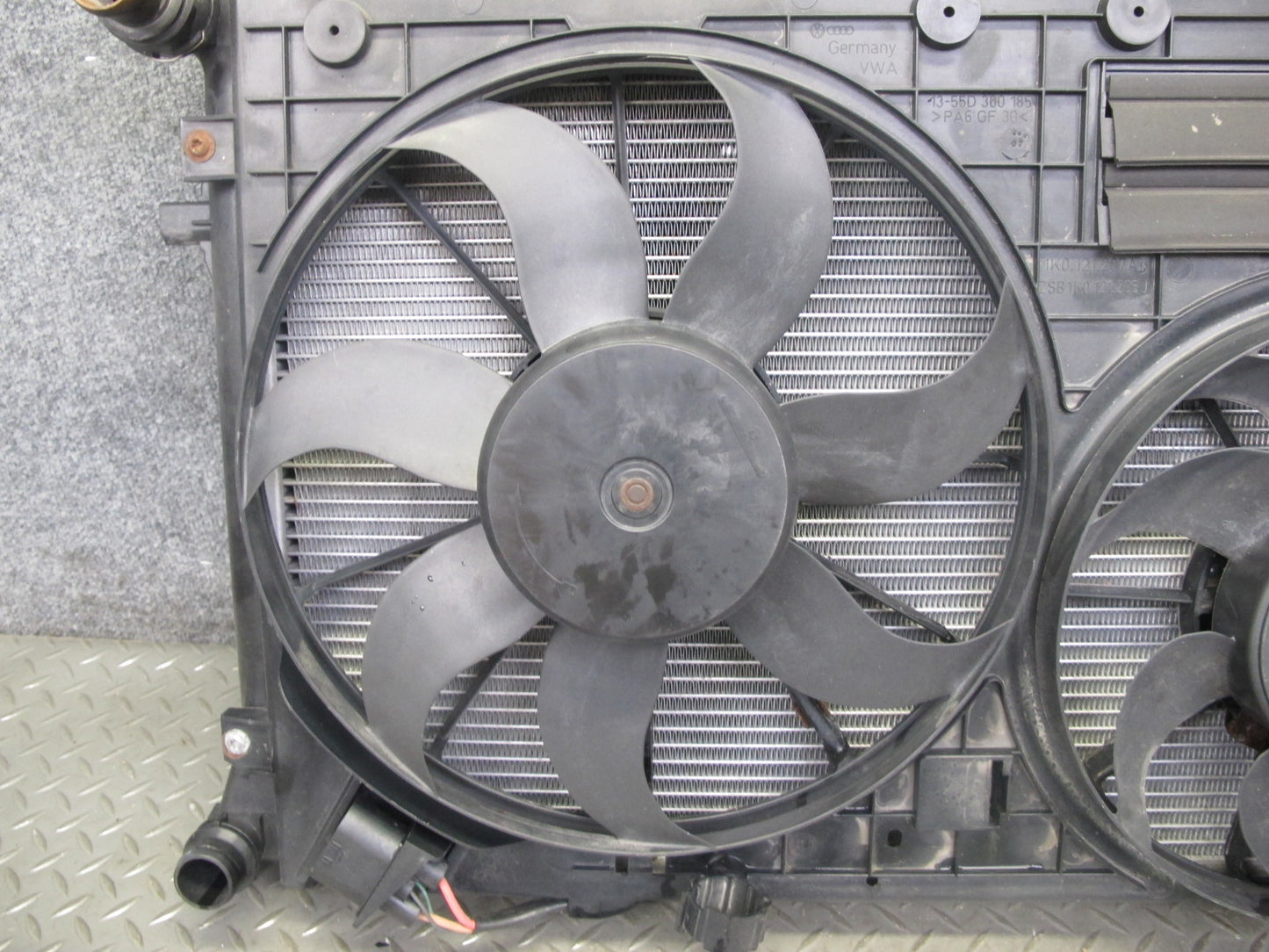 2008 VW R32 VR6 3.2L Engine Cooling Radiator A/C Condenser Fan Shroud Assy OEM