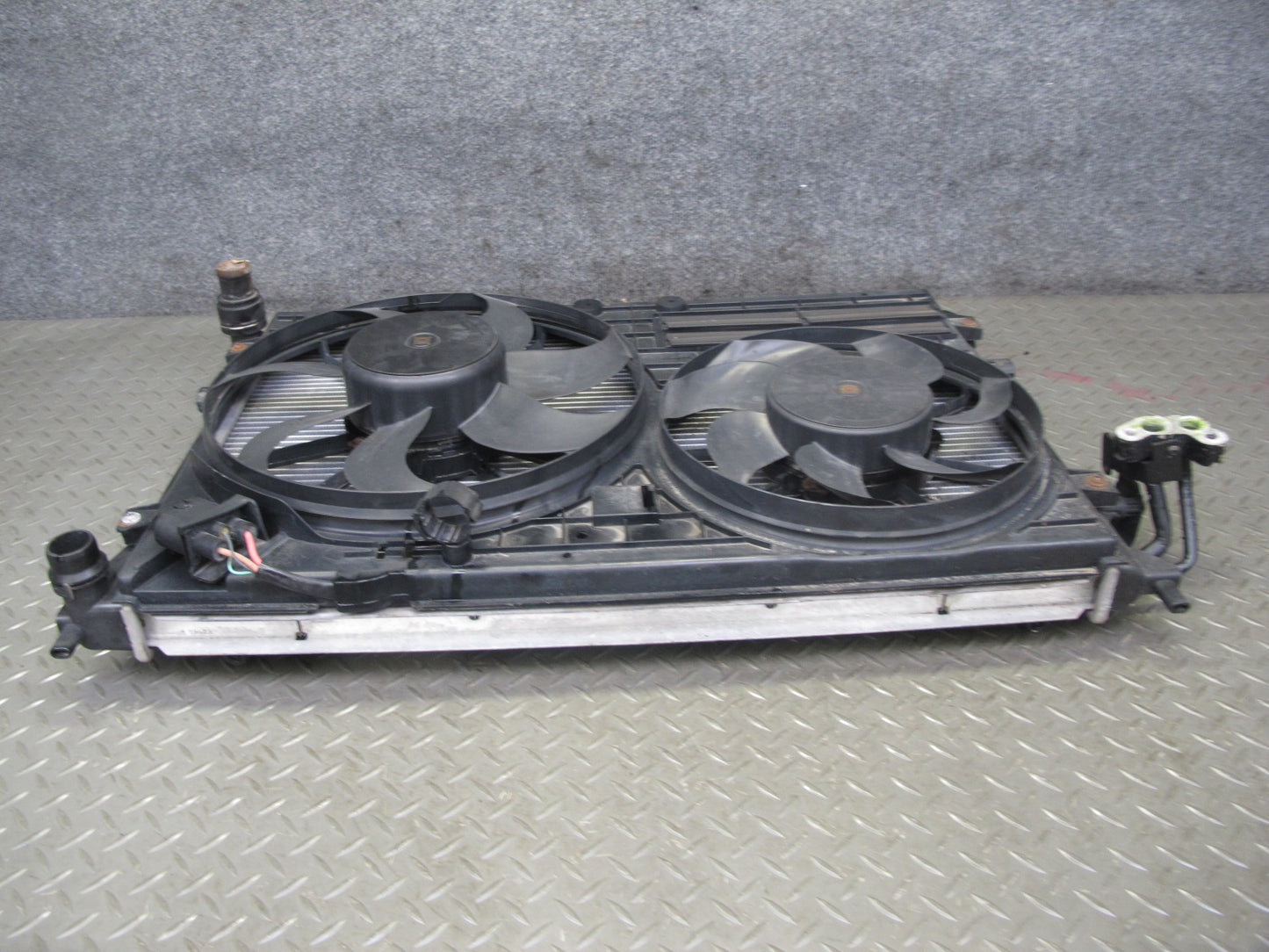 2008 VW R32 VR6 3.2L Engine Cooling Radiator A/C Condenser Fan Shroud Assy OEM