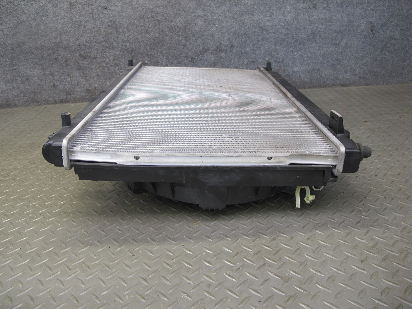 06-07 Nissan 350Z Z33 Conv VQ35HR A/T Engine Radiator w Fan & Reservoir Assy OEM