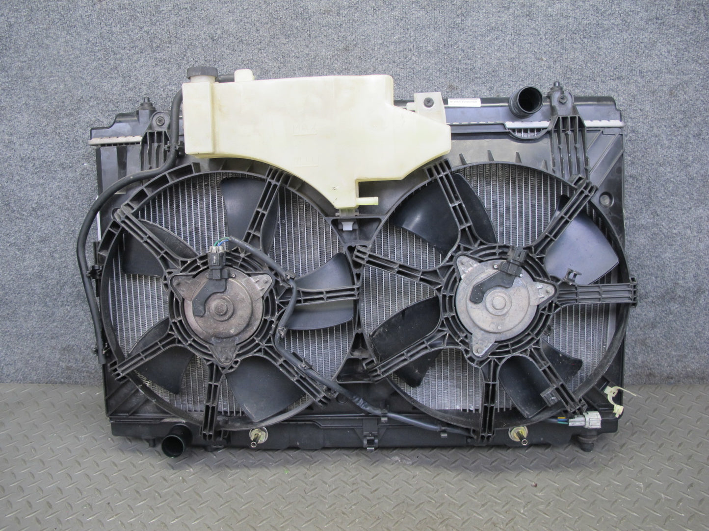 06-07 Nissan 350Z Z33 Conv VQ35HR A/T Engine Radiator w Fan & Reservoir Assy OEM