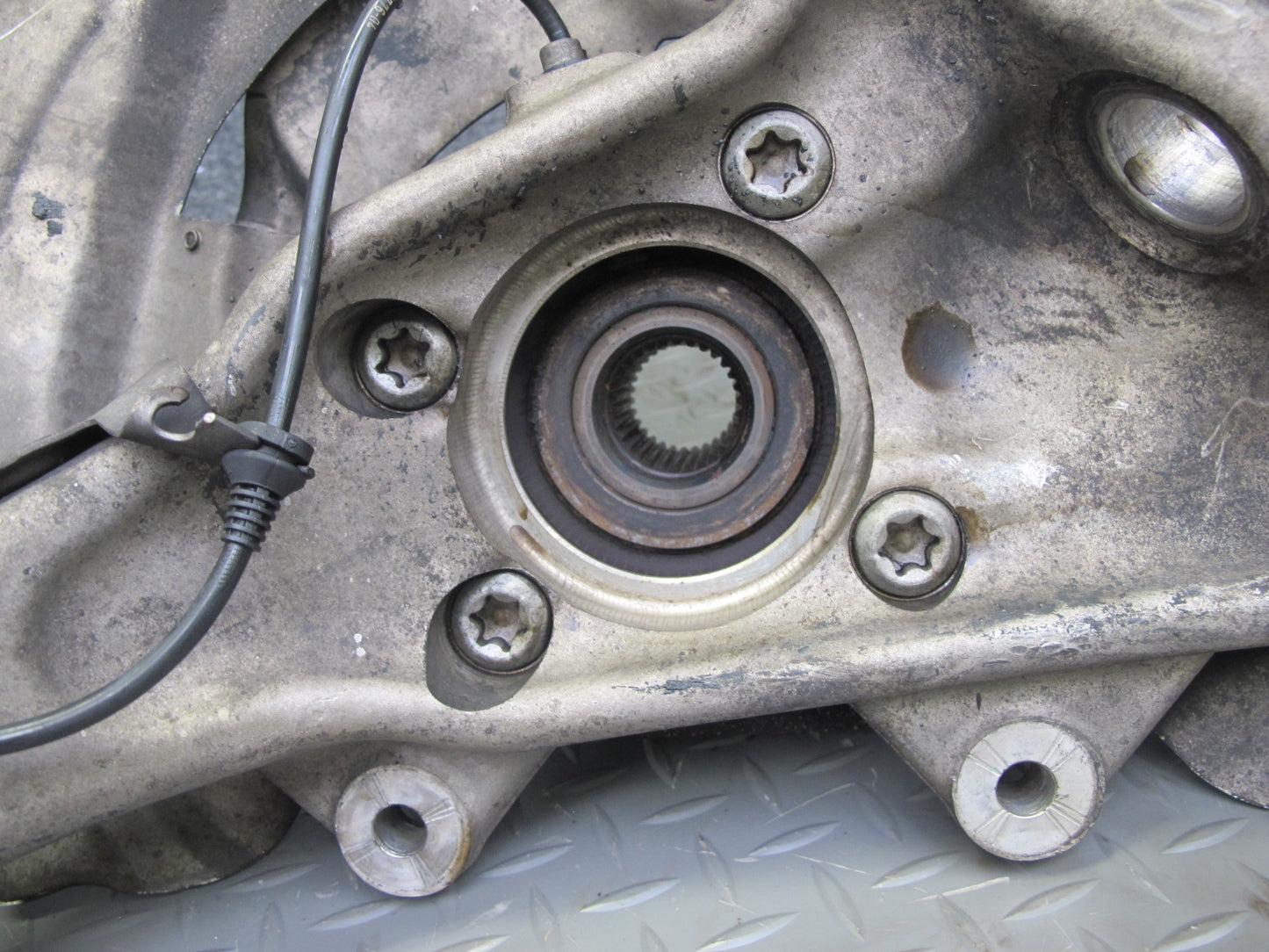 2008-2014 BMW E71 E72 X6 AWD Front Left Spindle Knuckle Wheel Hub Bearing