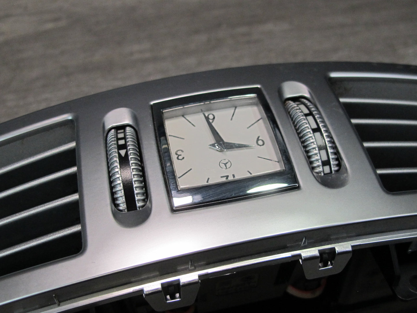 07-13 Mercedes W221 S-class Dash Center A/C Air Vent w Clock 2218300954 OEM