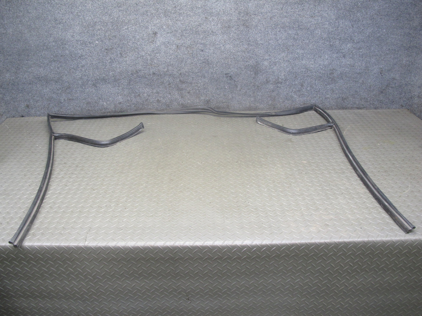 89-95 BMW E34 5-SERIES Engine Bay Weatherstrip Rubber Seal OEM