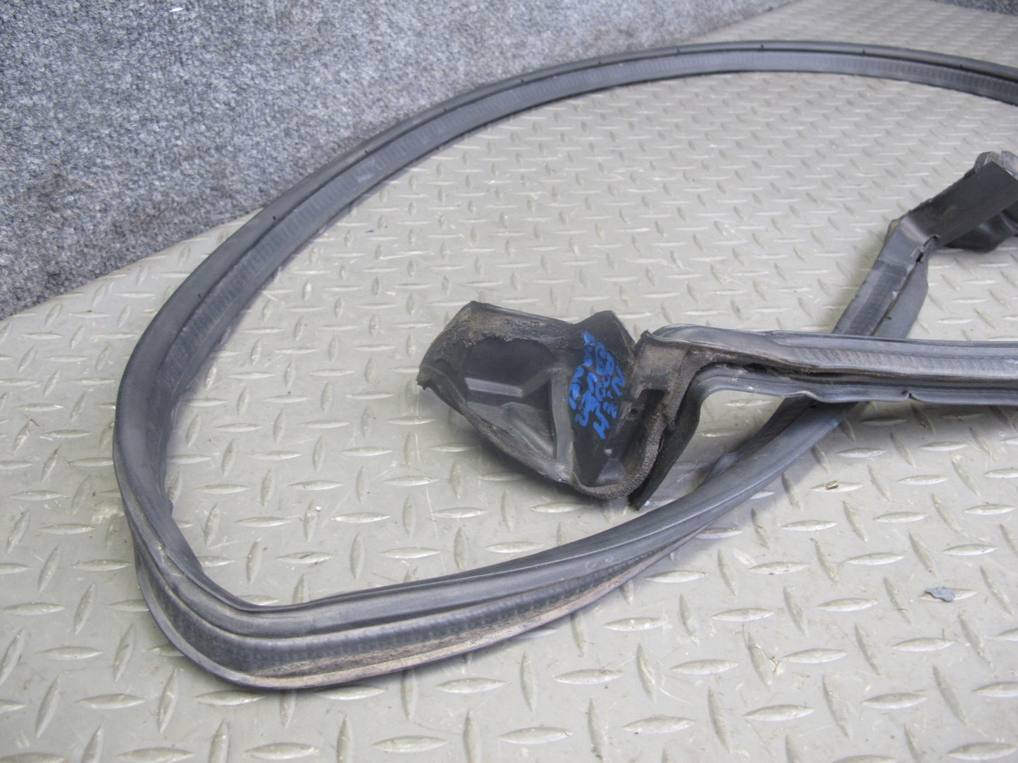 93-96 Nissan Z32 300ZX Convertible Rear Roof Storage Lid Weatherstrip Seal OEM