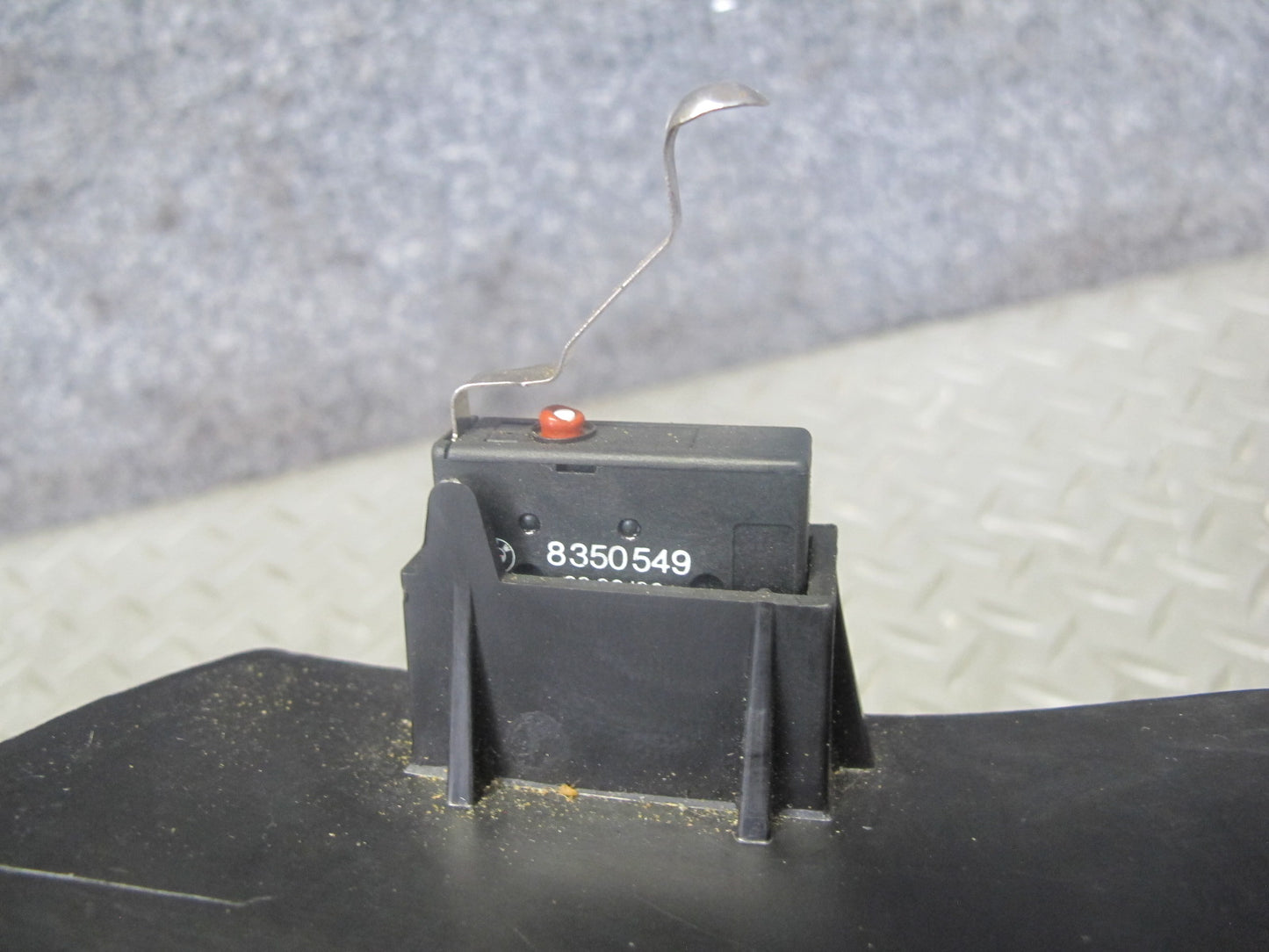 91-95 BMW E34 5-SERIES Sedan Rear Battery Cover w Micro Switch Assy 8350587 OEM