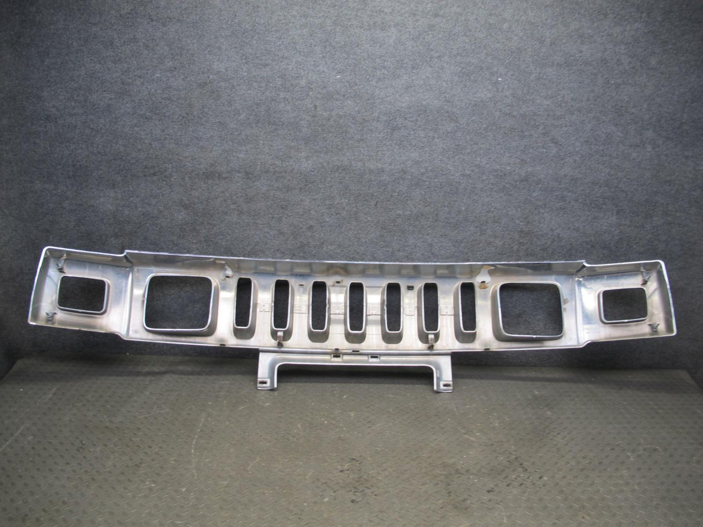 2003-2007 Hummer H2 Front Bumper Radiator Upper Grille Molding 15177227
