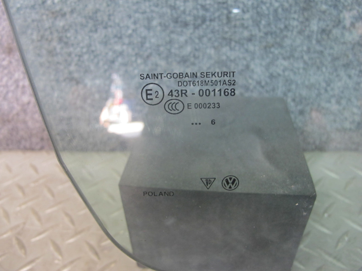 2003-2010 Porsche Cayenne 955 Front Right Door Glass Window