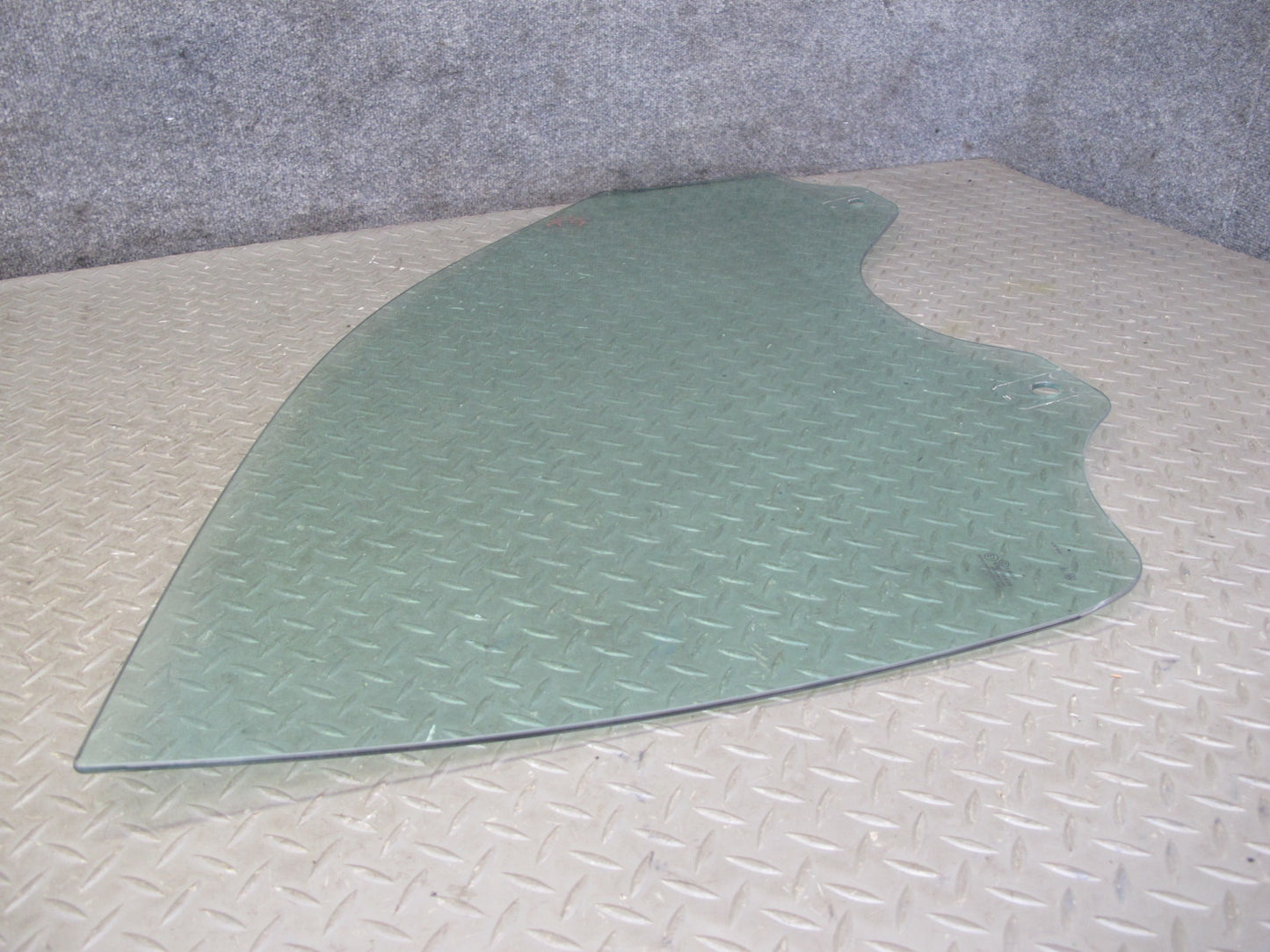 2003-2010 Porsche Cayenne 955 Front Left Door Glass Window