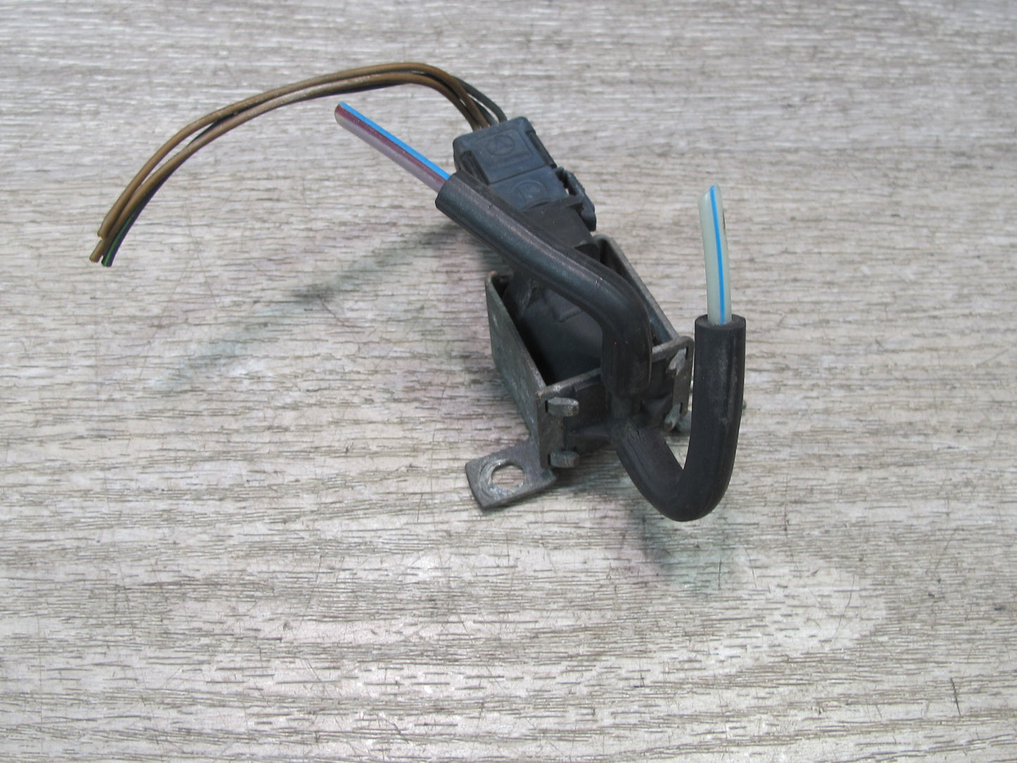 86-91 Mercedes W126 S-class Vacuum Solenoid Valve OEM