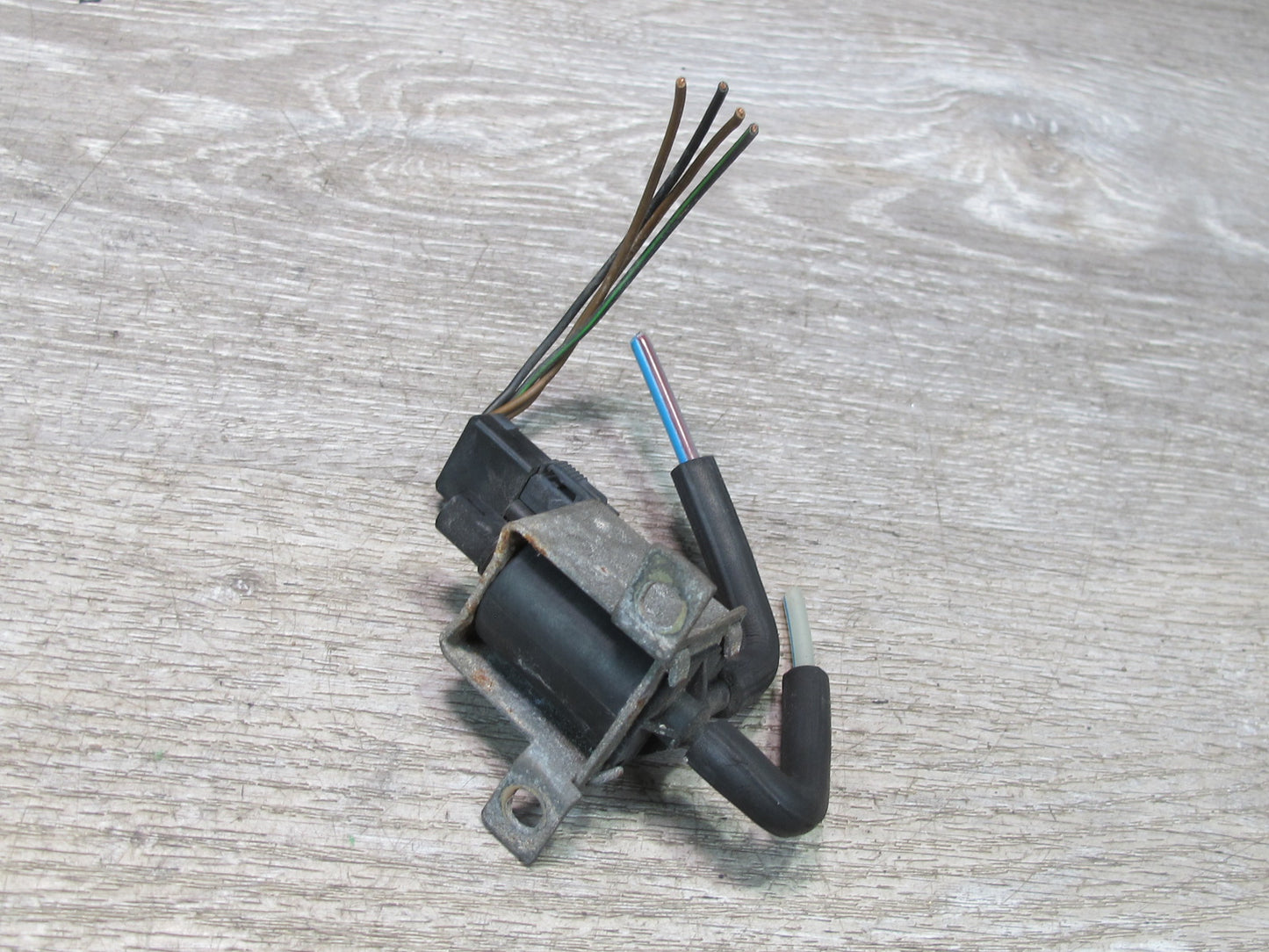86-91 Mercedes W126 S-class Vacuum Solenoid Valve OEM