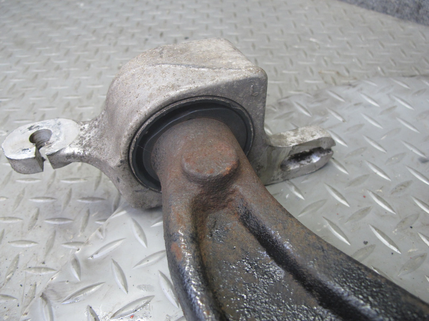 06-11 Mercedes W164 Ml-class Front Left Lower Control Arm OEM