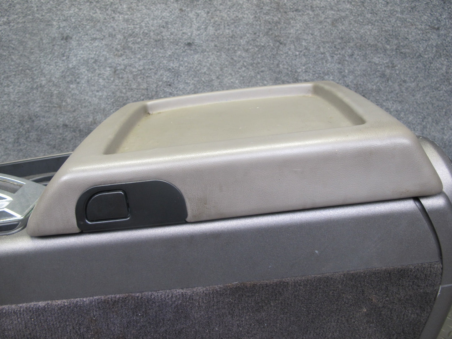 2003-2006 Hummer H2 Front Center Console Trim Cover Panel W/ Armrest
