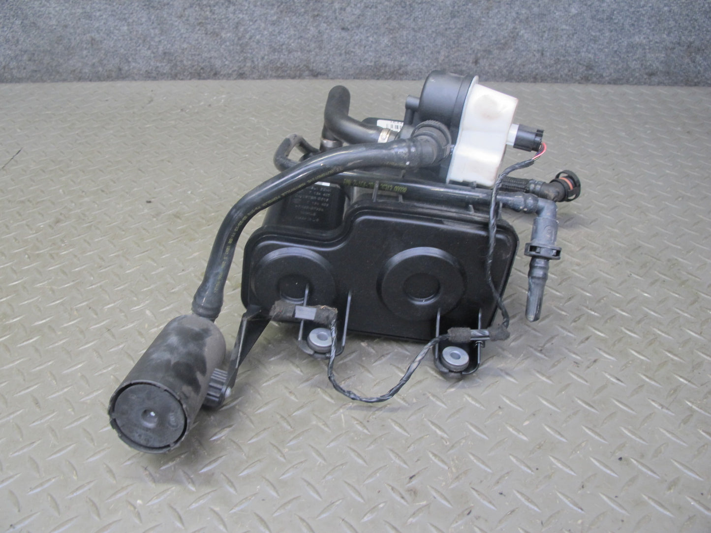 2008-2014 BMW E71 X6 Fuel Evap Vapor Charcoal Canister 7164407