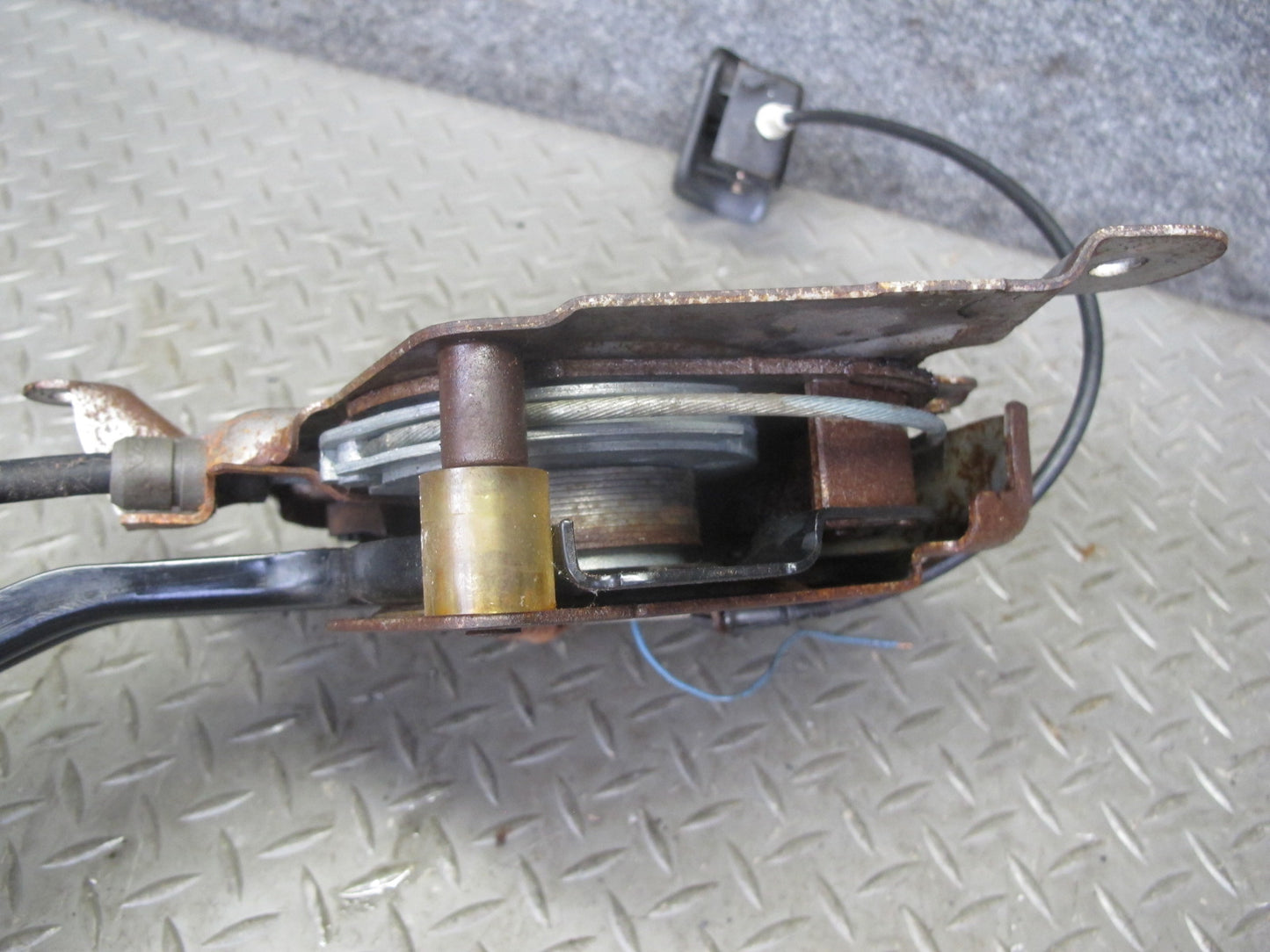 2003-2005 Hummer H2 Manual Emergency Parking Brake Stop Pedal