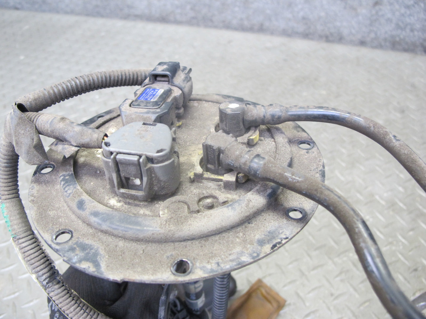 2003-2005 Lexus UZJ100L LX470 Gas Fuel Pump Sending Unit Assembly