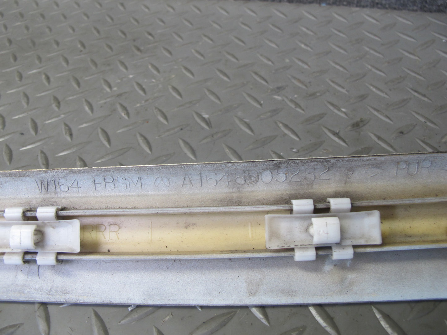 06-11 Mercedes W164 Ml-class Set of 2 Front Rear Right Door Exterior Molding OEM