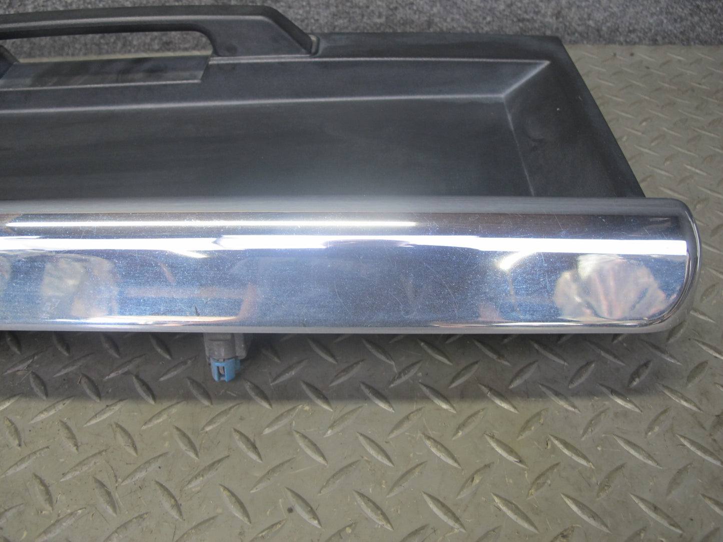 2003-2005 Hummer H2 Rear Trunk Lid Liftgate License Plate Panel W/ Handle