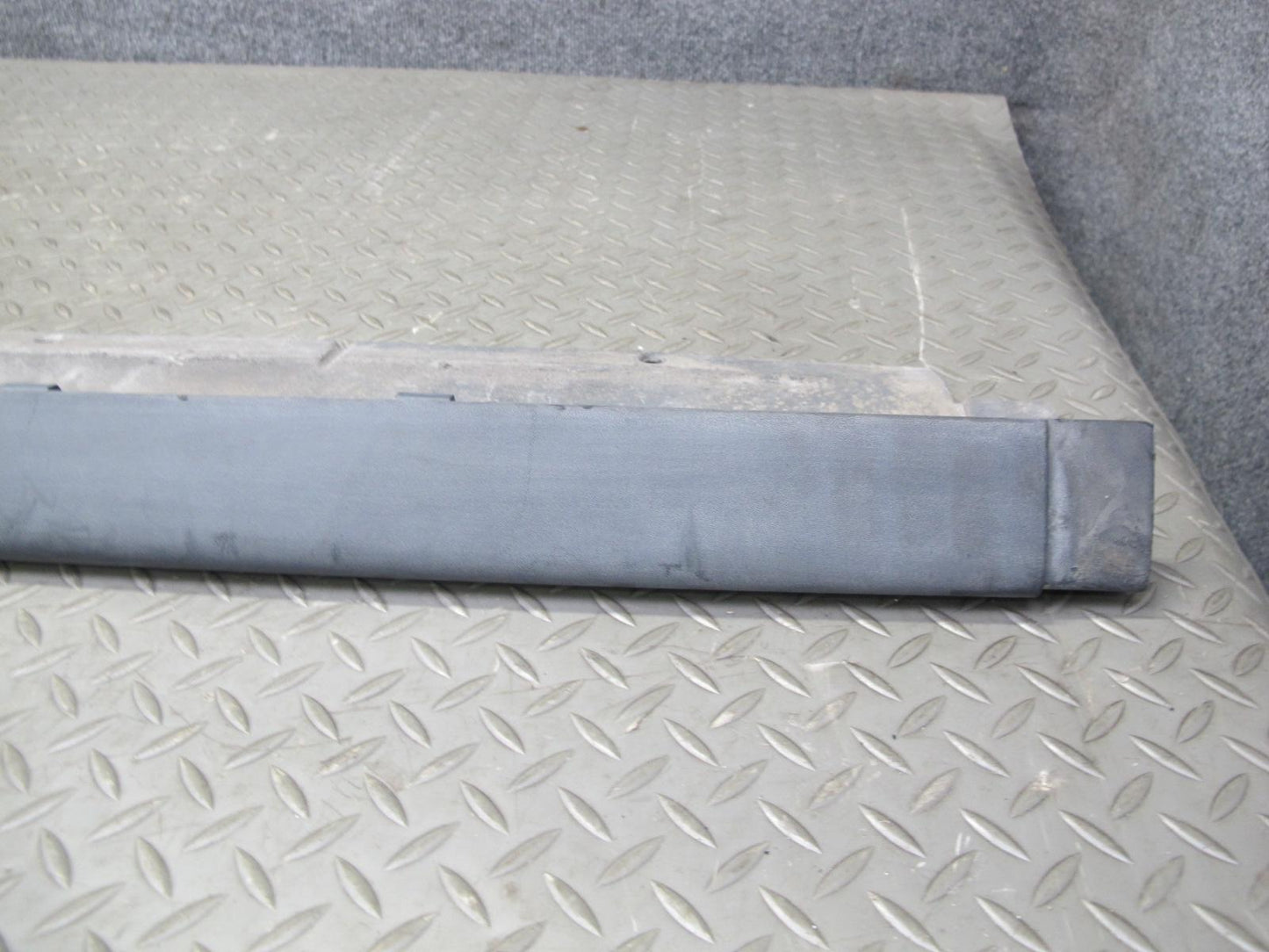 2003-2009 Hummer H2 Right Passenger Side Rocker Skirt Panel Molding Trim