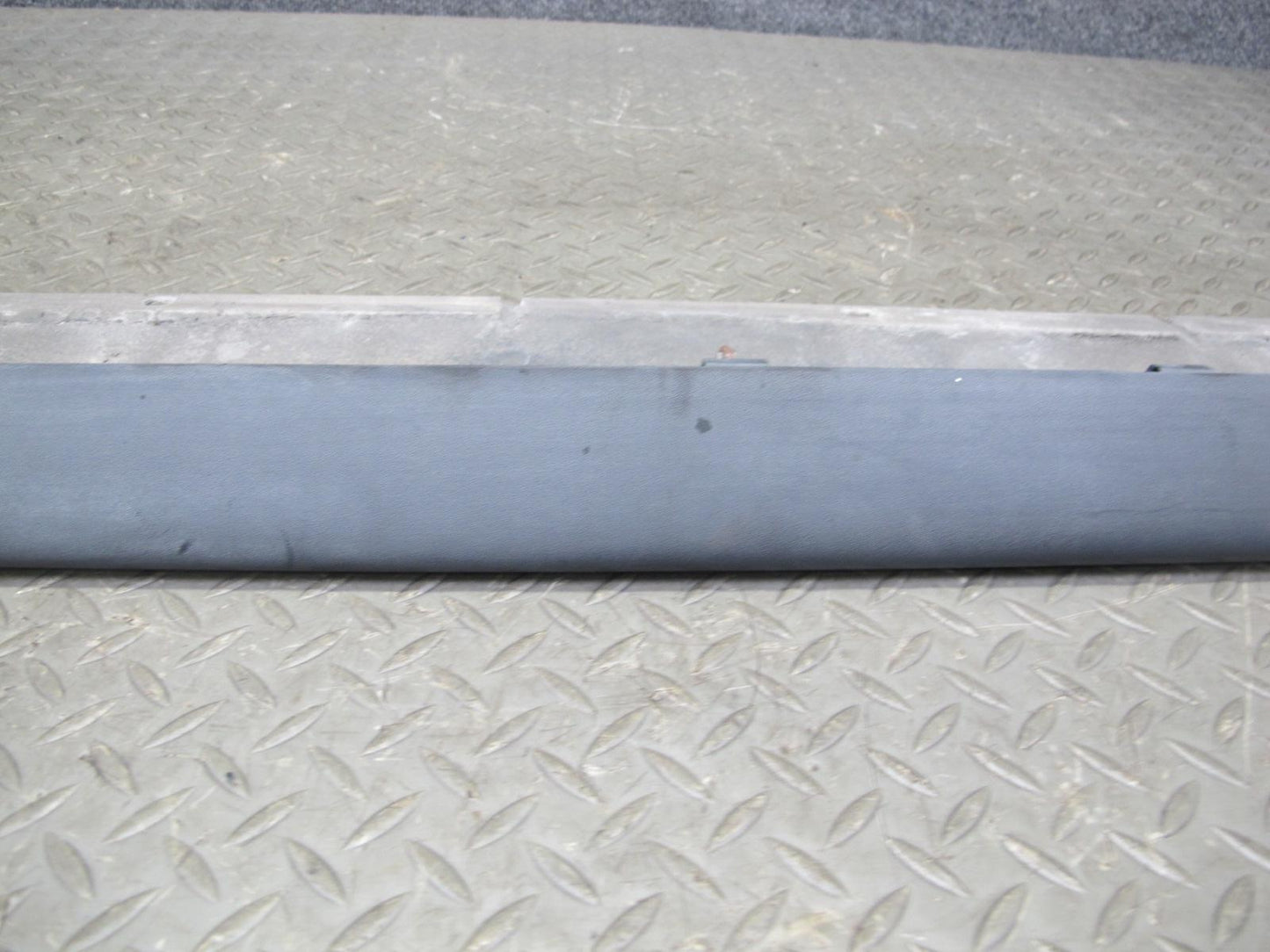 2003-2009 Hummer H2 Right Passenger Side Rocker Skirt Panel Molding Trim