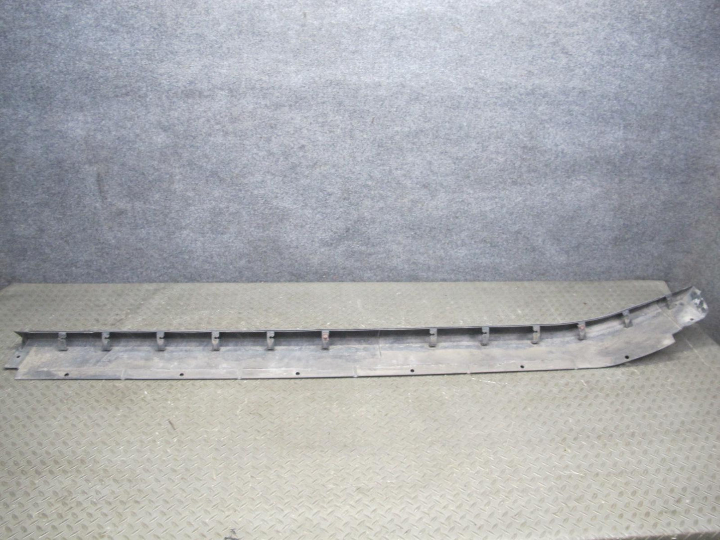 2003-2009 Hummer H2 Right Passenger Side Rocker Skirt Panel Molding Trim