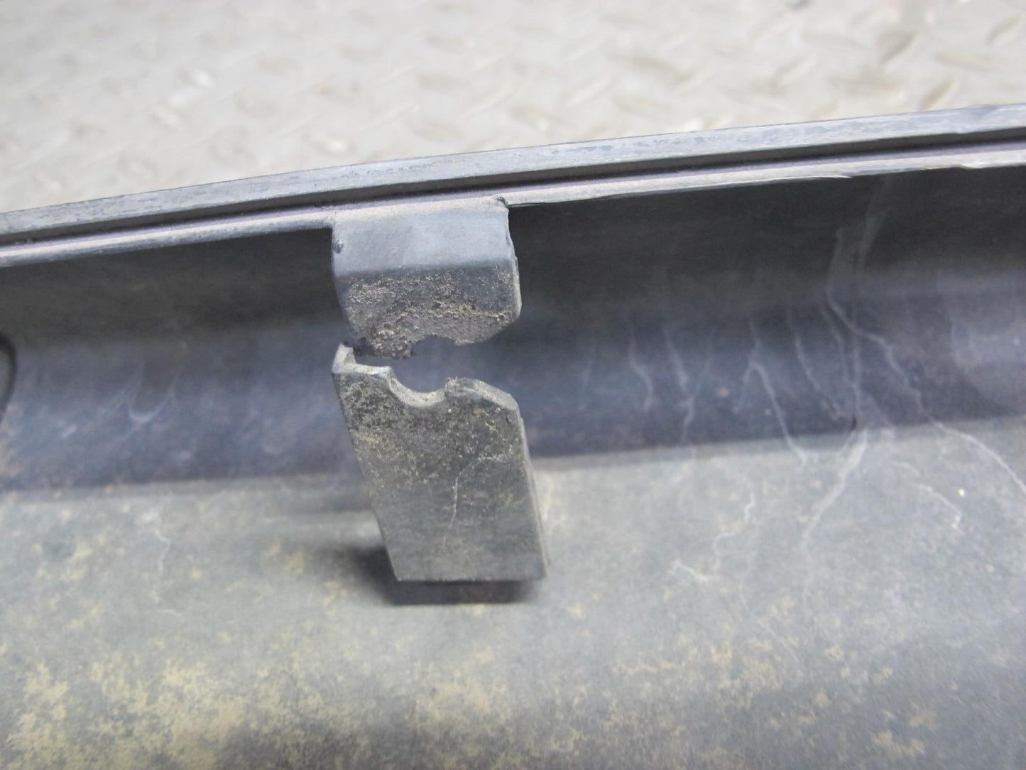 2003-2009 Hummer H2 Right Passenger Side Rocker Skirt Panel Molding Trim