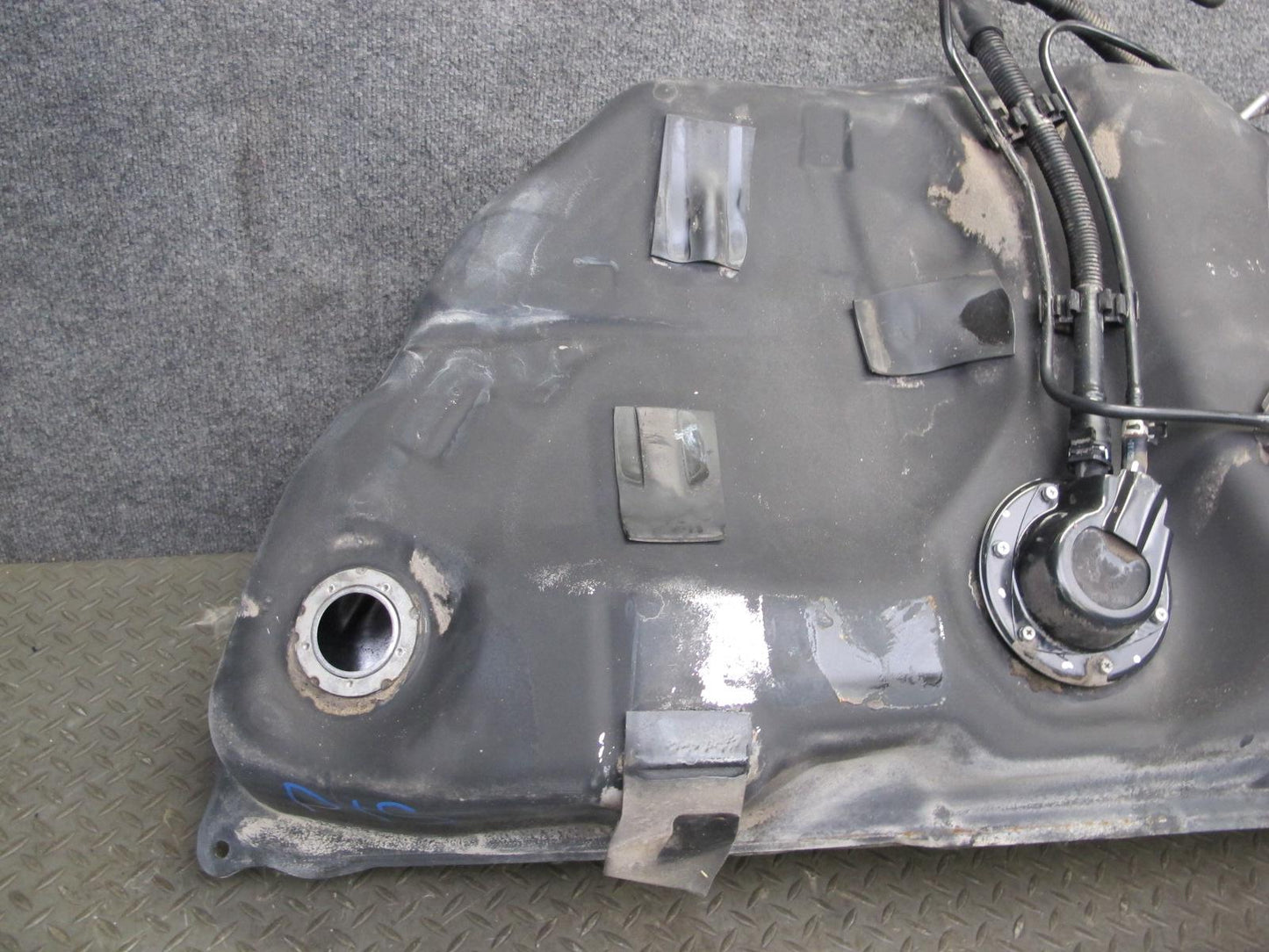 01-05 Lexus JCE10L IS300 Sedan Fuel Tank Unit OEM