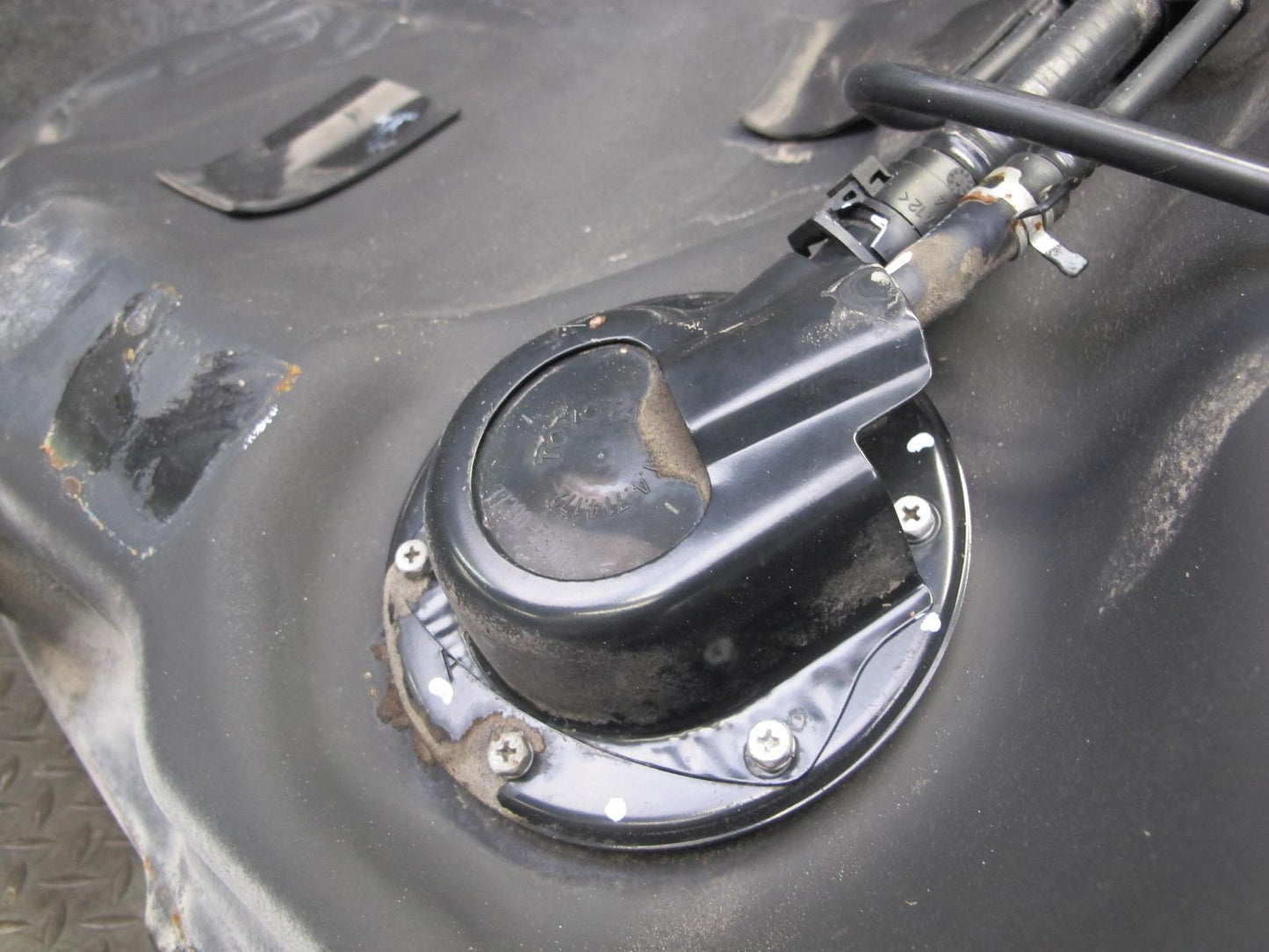 01-05 Lexus JCE10L IS300 Sedan Fuel Tank Unit OEM