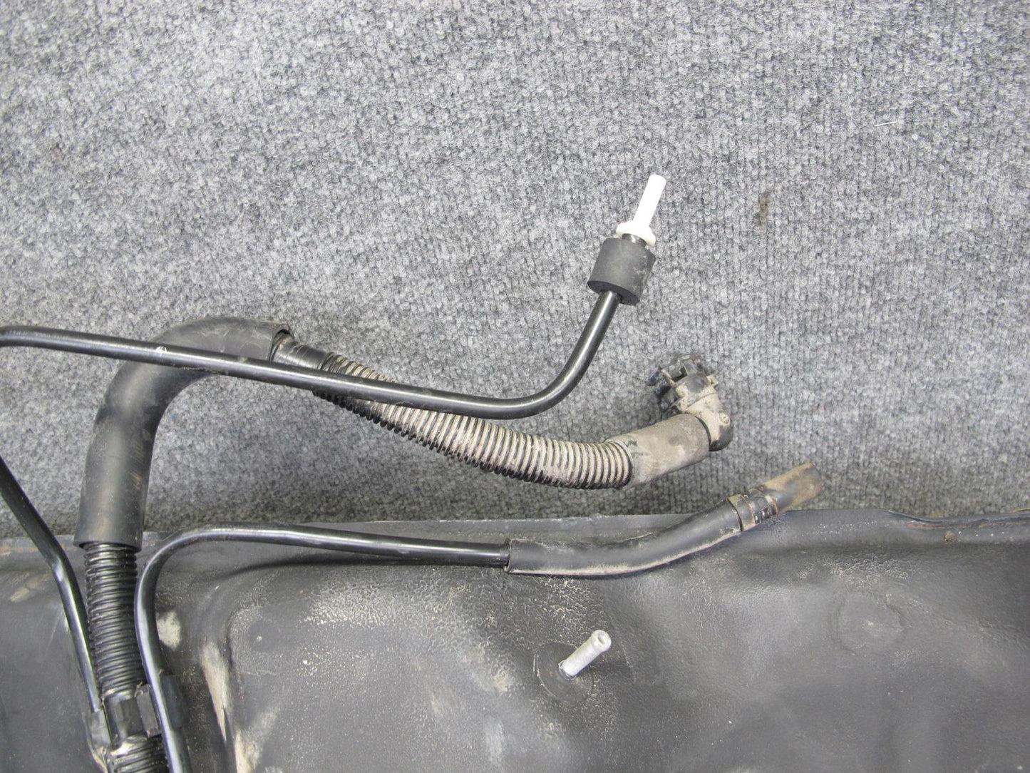 01-05 Lexus JCE10L IS300 Sedan Fuel Tank Unit OEM