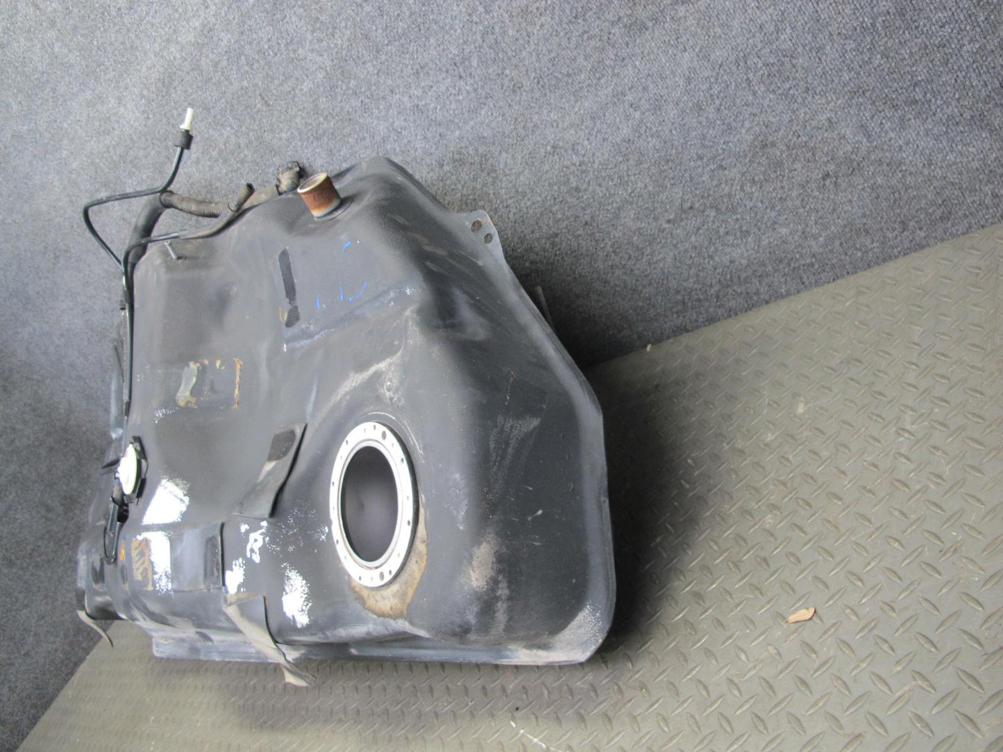01-05 Lexus JCE10L IS300 Sedan Fuel Tank Unit OEM