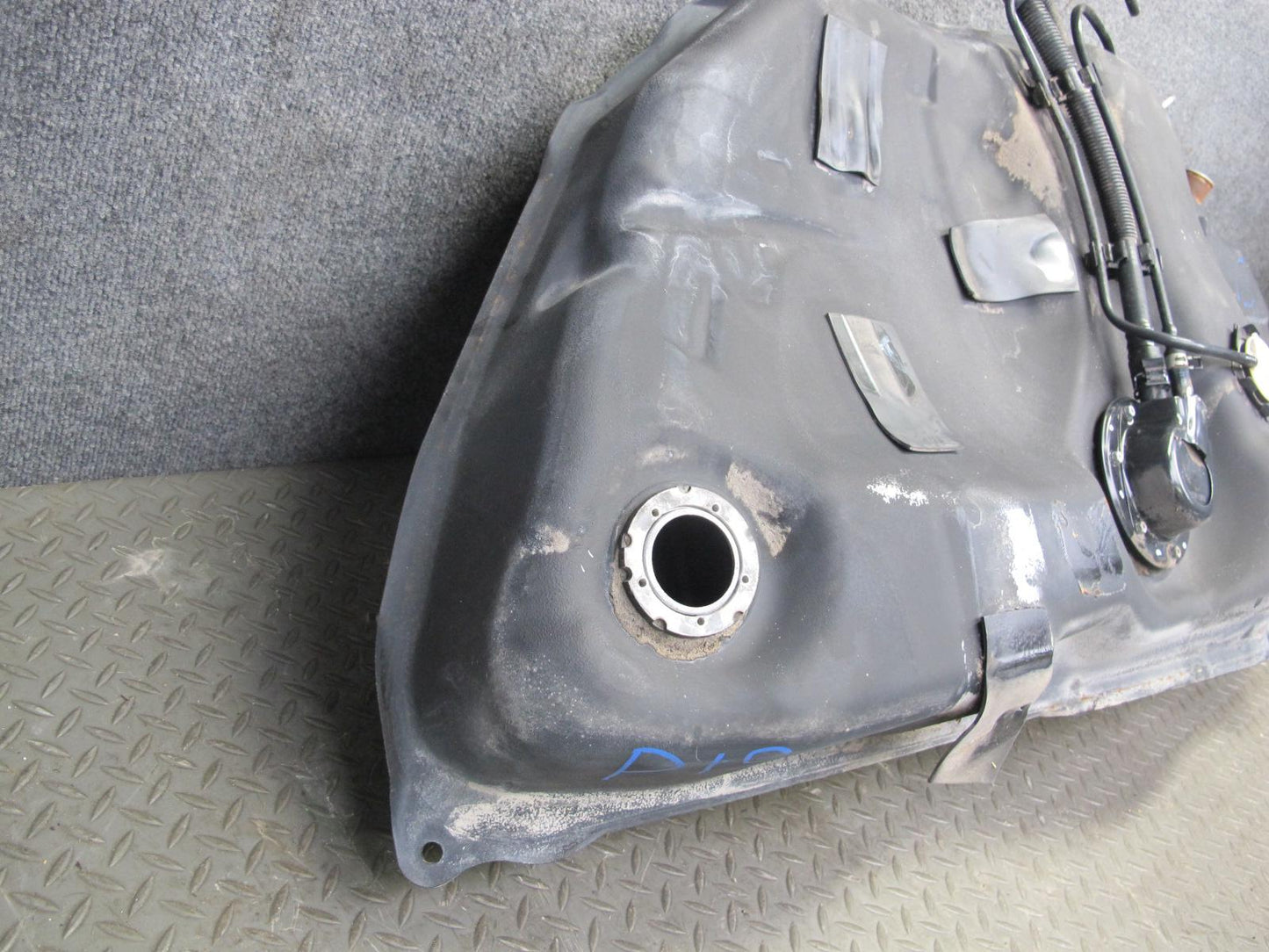 01-05 Lexus JCE10L IS300 Sedan Fuel Tank Unit OEM