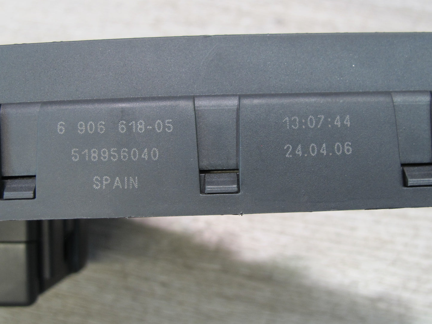 2006-2010 BMW E63 E64 Rear Trunk Fuse Relay Box Module 6906618