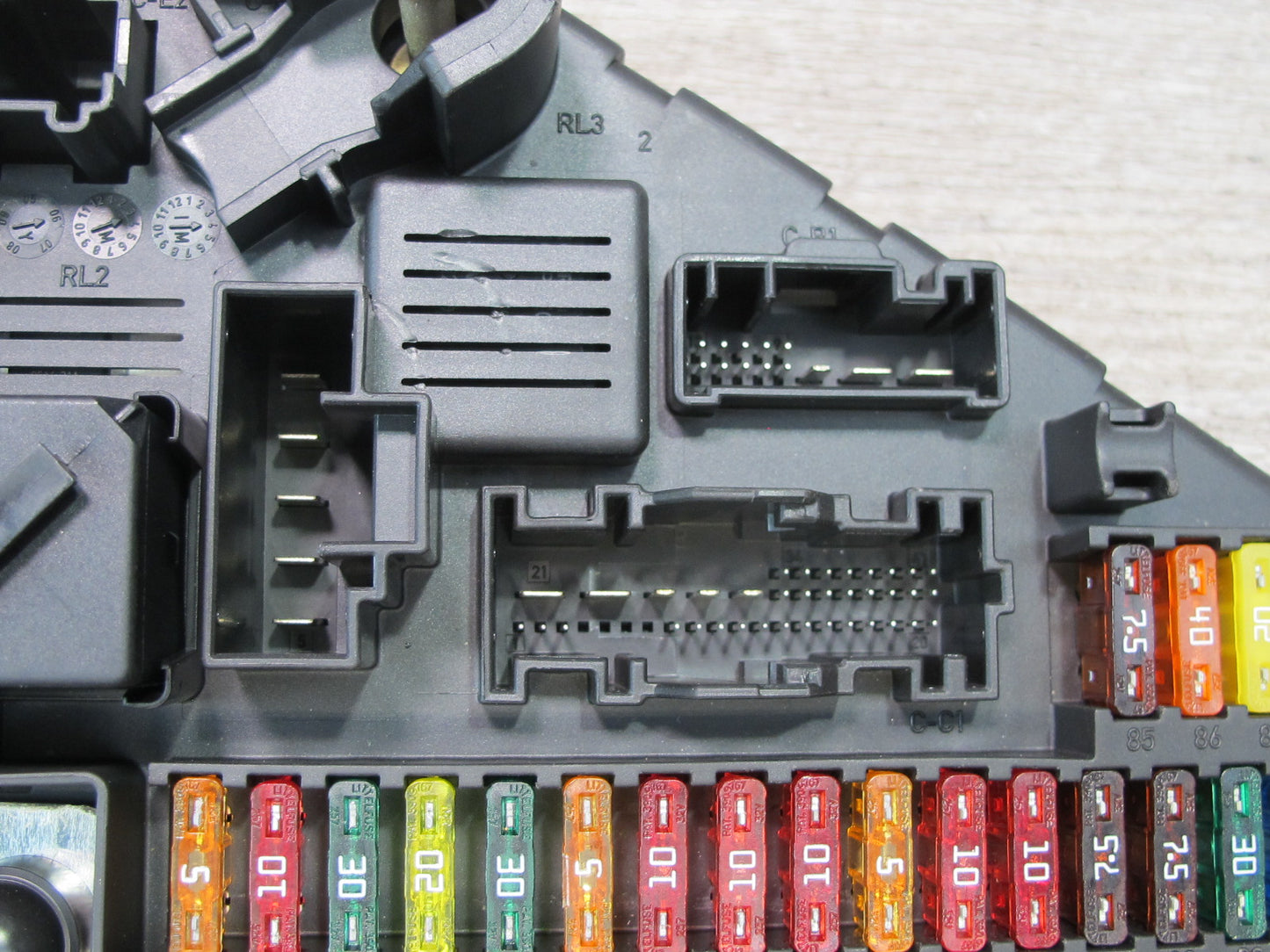 2006-2010 BMW E63 E64 Rear Trunk Fuse Relay Box Module 6906618