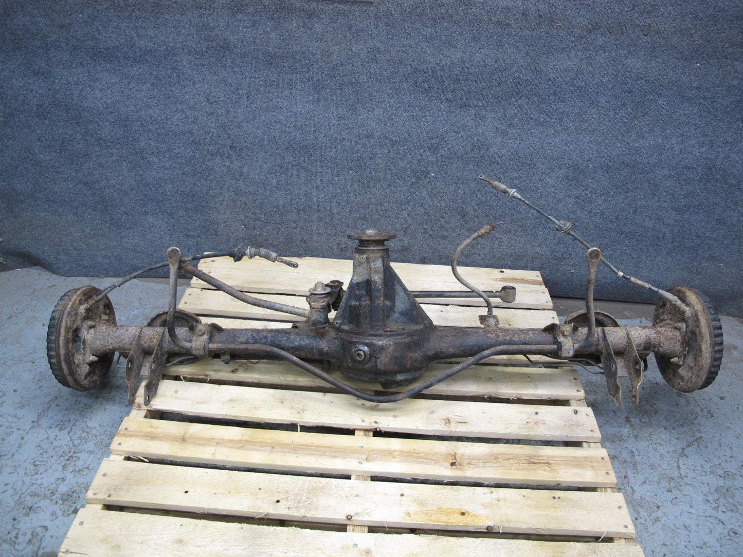 84-85 Mazda RX7 FB GS A/T Rear Axle Differential Carrier 3.9 Ratio w Drum Brakes