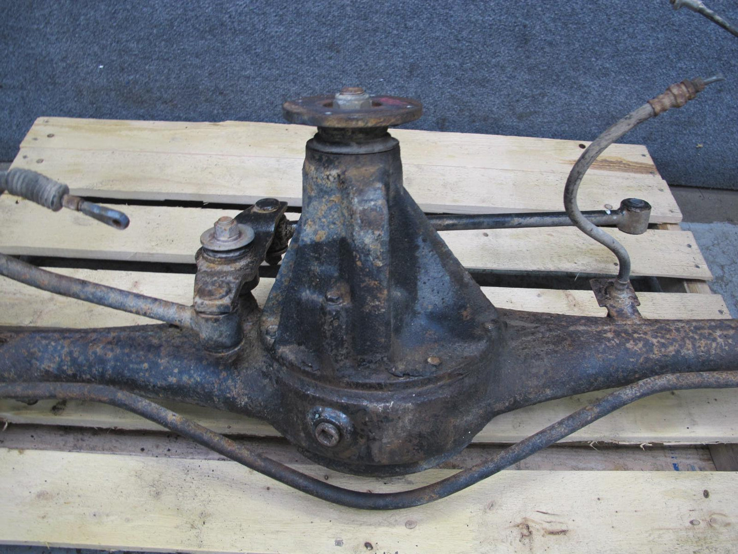 84-85 Mazda RX7 FB GS A/T Rear Axle Differential Carrier 3.9 Ratio w Drum Brakes