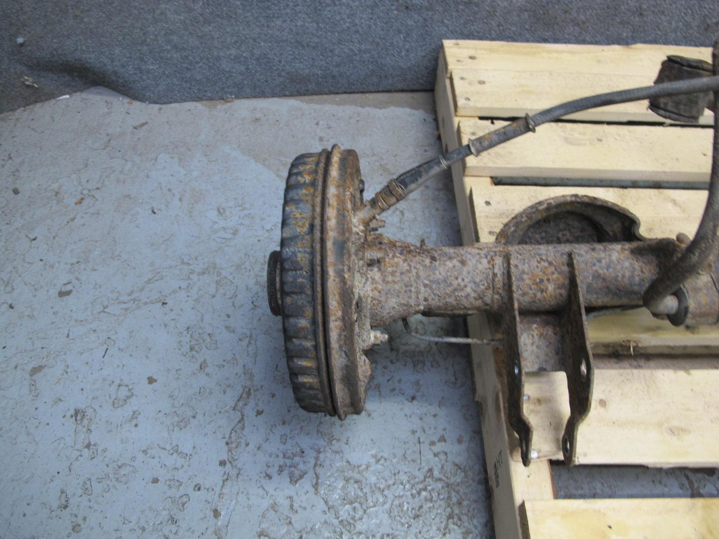 84-85 Mazda RX7 FB GS A/T Rear Axle Differential Carrier 3.9 Ratio w Drum Brakes