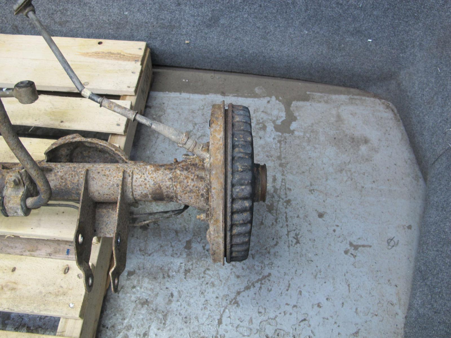 84-85 Mazda RX7 FB GS A/T Rear Axle Differential Carrier 3.9 Ratio w Drum Brakes