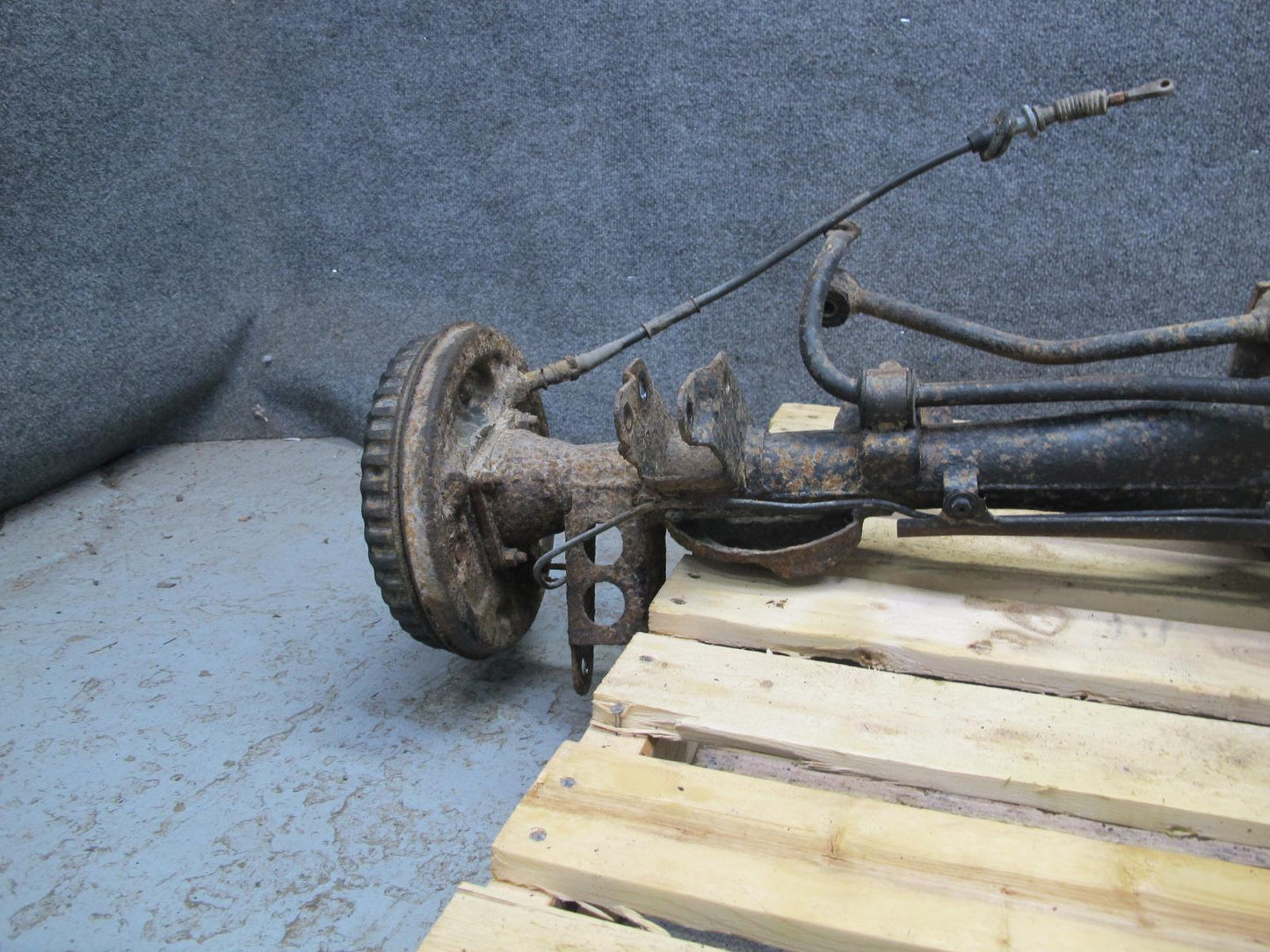 84-85 Mazda RX7 FB GS A/T Rear Axle Differential Carrier 3.9 Ratio w Drum Brakes